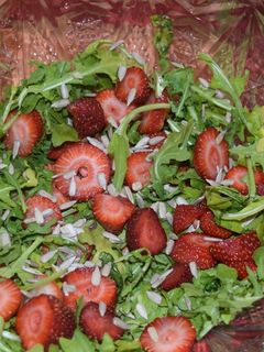 Una foto de Ensalada de argula con fresas