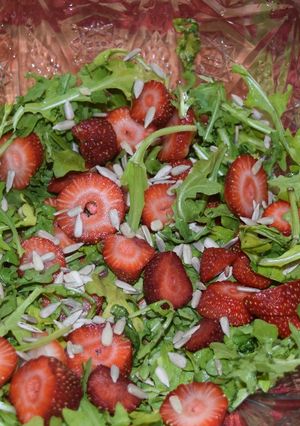 Una foto de Ensalada de argula con fresas