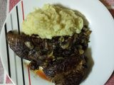 Churrascos de hígado encebollado con puré de papas
