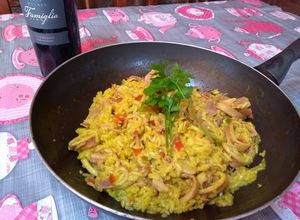 Una foto de Arroz con azafrán y calamares