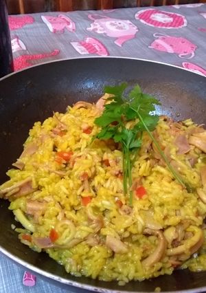 Una foto de Arroz con azafrán y calamares