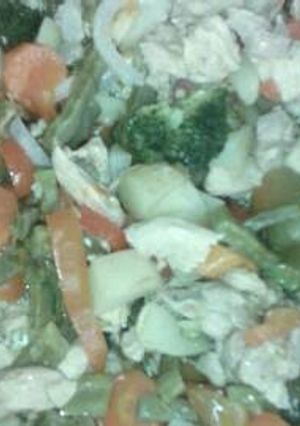 Una foto de Pollo en cubos con chintomas y vegetales