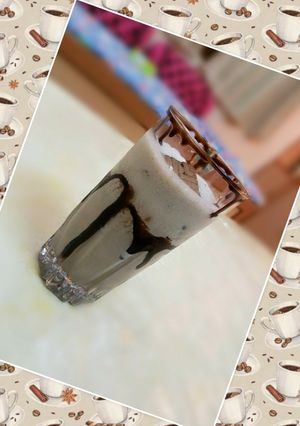 A picture of Oreo ice-cream shake.