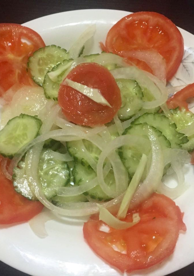 Una foto de Ensalada de pepino y tomate 