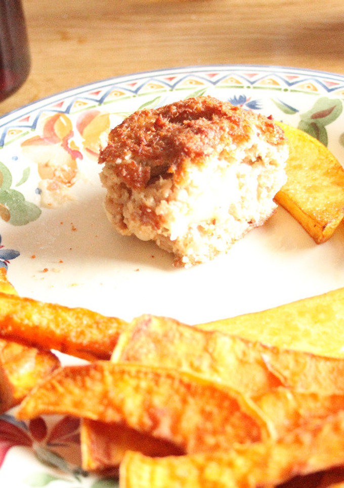 Una foto de Papas y batatas fritas con hamburguesas rellenas