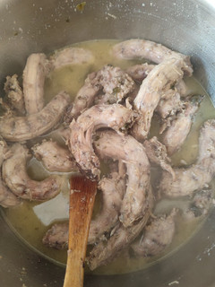 Una foto de Cuellos en salsa verde