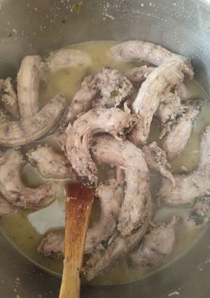 Una foto de Cuellos en salsa verde