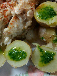 Una foto de Patatas arrugadas con salsa verde de ajo y perejil