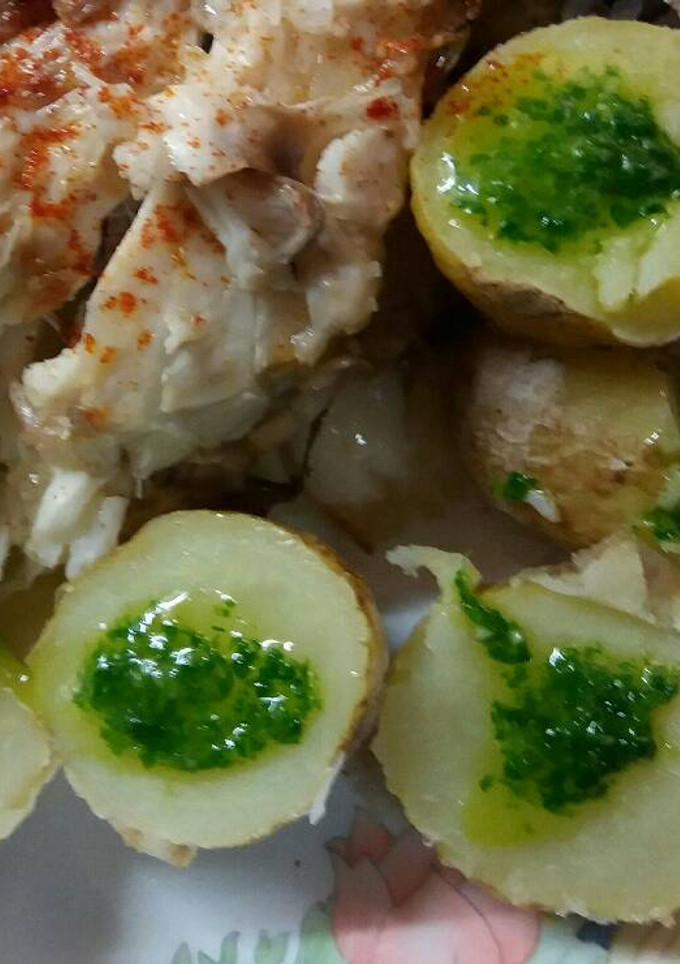 Una foto de Patatas arrugadas con salsa verde de ajo y perejil