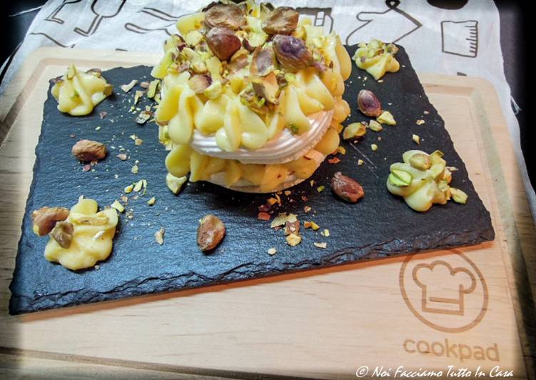 Cream tart con base di meringa, farcita con crema pasticcera e pistacchi di bronte