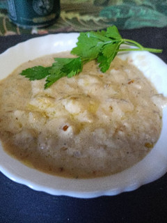 Una foto de Porrada, crema de puerros en salsa de almendras