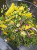 Ensalada de rúcula y mango con vinagreta de miel
