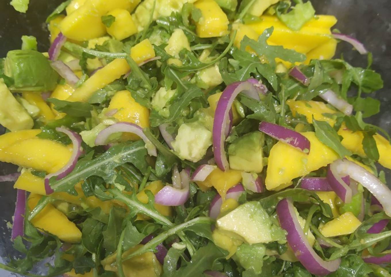 Ensalada de rúcula y mango con vinagreta de miel