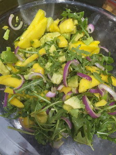 Una foto de Ensalada de rúcula y mango con vinagreta de miel