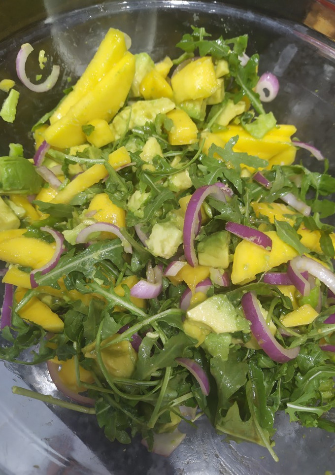 Una foto de Ensalada de rúcula y mango con vinagreta de miel