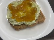 Una foto de tostada con palta