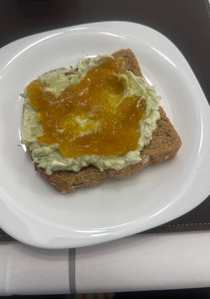 Una foto de Tostada de queso de palta