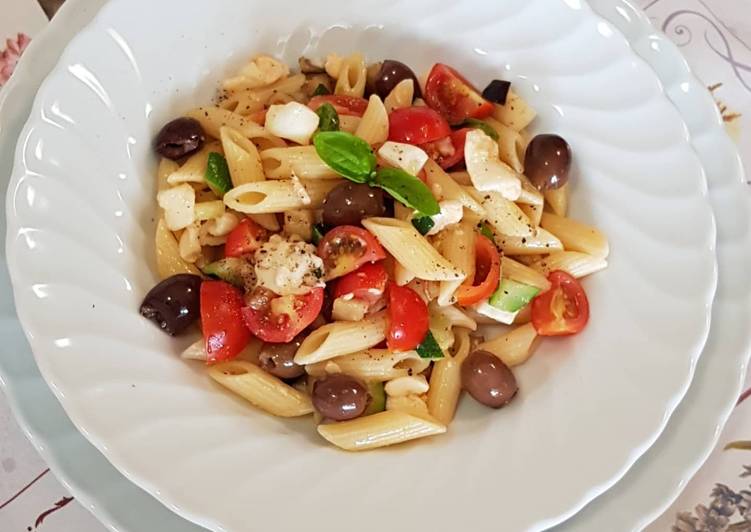 Pasta fredda con verdure e mozzarella