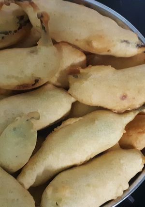 સ્ટફ ચીલી ભજીયા(Stuffed Chilly Bhajiya Recipe in Gujarati) રેસીપી મુખ્ય ફોટો