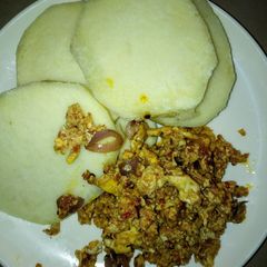 A picture of Boiled yam with egg sauce.