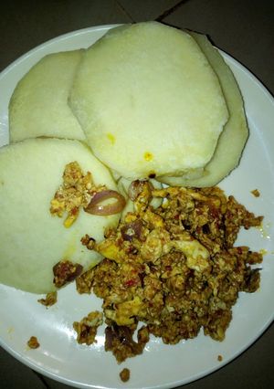 A picture of Boiled yam with egg sauce.