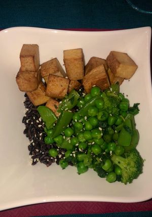 Une photo de Tofu, riz noir et légumes verts