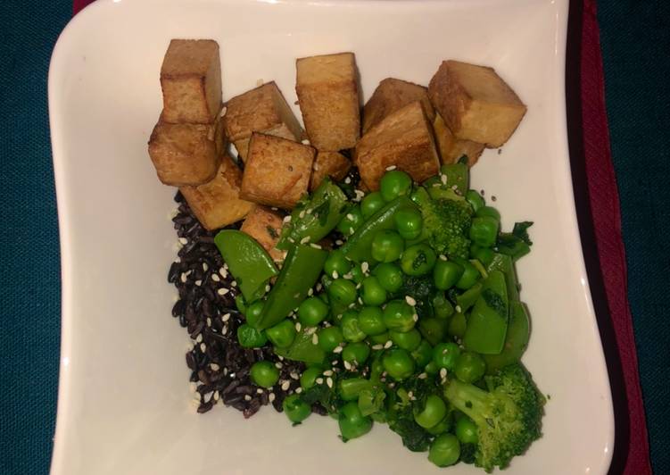 La Délicieuse Recette du Tofu, riz noir et légumes verts