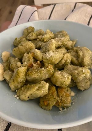 Una foto de Ñoquis de brócoli con salsa de verdeo y jamón