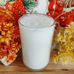A picture of Apple Shake 🍎🥛🧊🥛🍎.