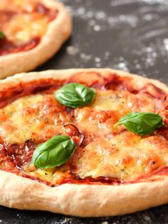 Mozzarellás pizza recept fotója