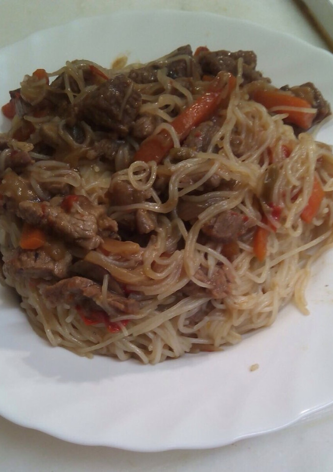 Una foto de Fideos chinos con ternera