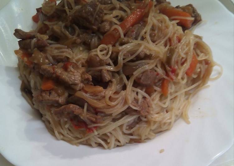 Fideos chinos con ternera