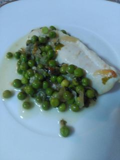 Una foto de Merluza en salsa eneldo con guisantes