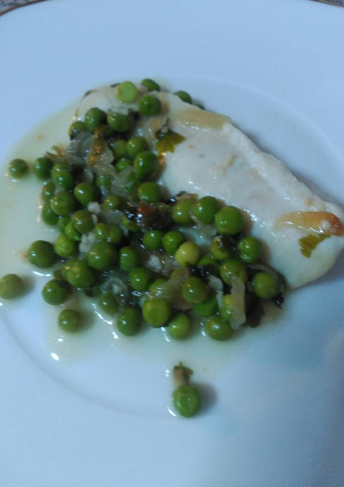 Una foto de Merluza en salsa eneldo con guisantes