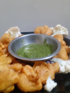 गोभी के पकौड़े ओर हरी चटनी (gobhi ke pakode aur hari chutney recipe in Hindi) रेसिपी मुख्य फोटो