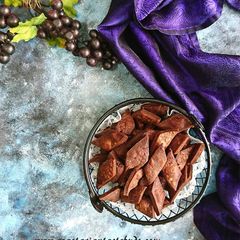 A picture of Chocolate shakarpara.