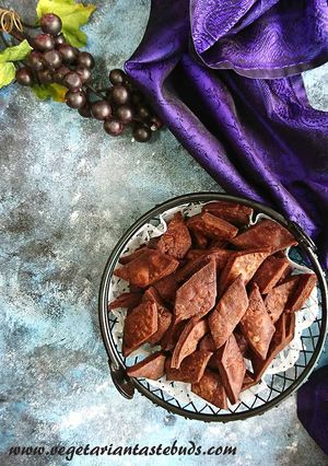 A picture of Chocolate shakarpara.