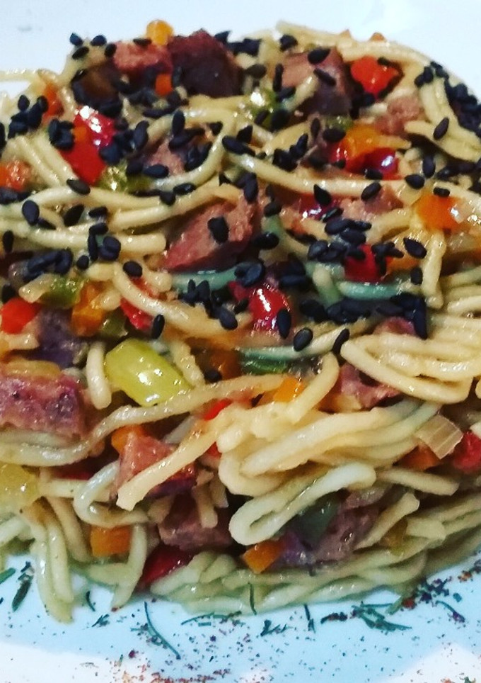 Una foto de Noodles jardinera con magro y salsa de soja