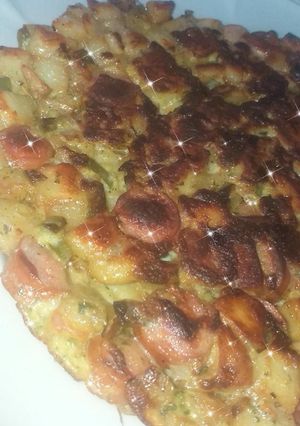 Una foto de Tortilla de papa con panchitos 😋