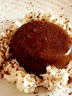Una foto de Flan de cacao y café con nata