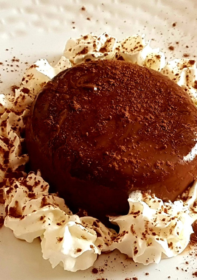 Una foto de Flan de cacao y café con nata