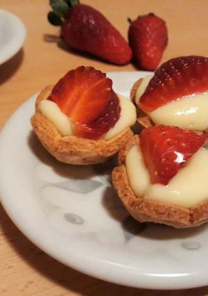 Foto di Tartellette con crema al cioccolato bianco e fragole