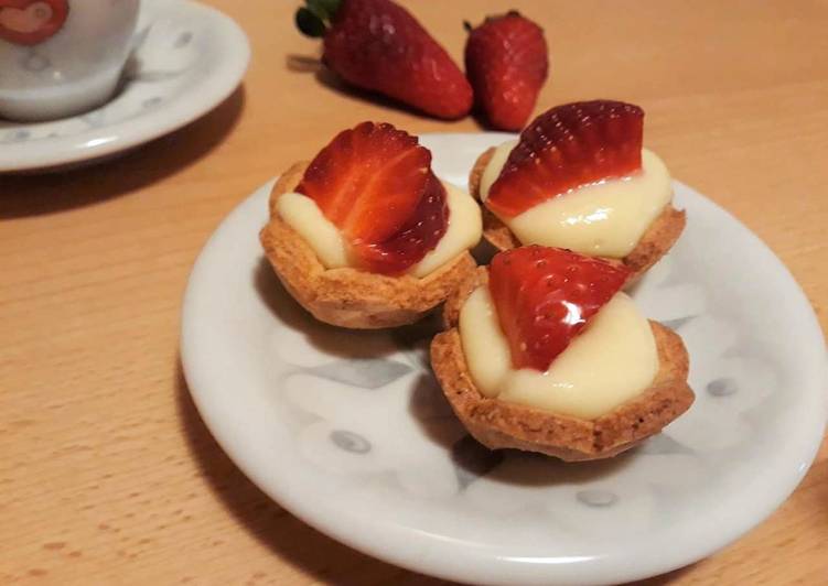 Tartellette con crema al cioccolato bianco e fragole