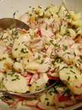 Kartoffelsalat mit Radieschen, Apfel und Walnüssen