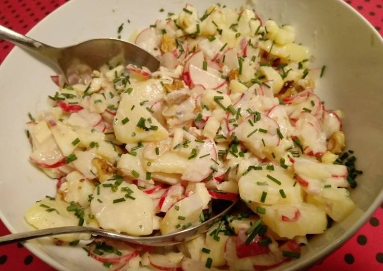 Kartoffelsalat mit Radieschen, Apfel und Walnüssen
