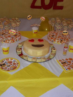 Una foto de Torta emoji y crem pops