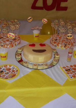 Una foto de Torta emoji y crem pops