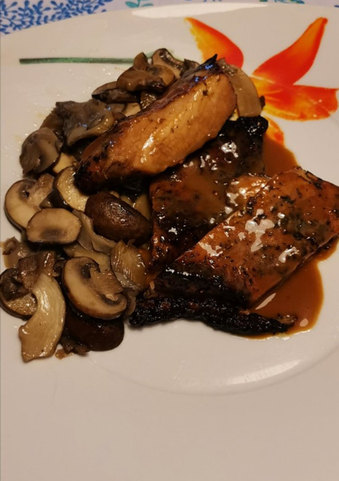 Una foto de Secreto ibérico de cerdo al horno con salsa de PX