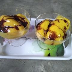 A picture of Frozen yogurt with mango.