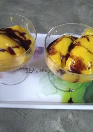 A picture of Frozen yogurt with mango.